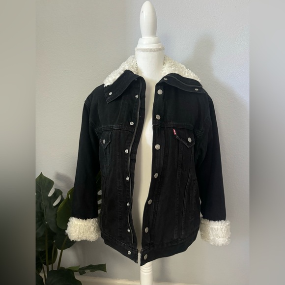 Levi's Jackets & Blazers - Black Levi’s Sherpa Denim Jacket